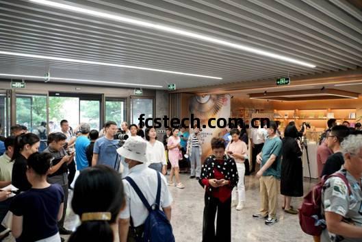 零(ling)距離(li)品(pin)味(wei)光(guang)影魅(mei)力，沈浸式(shi)賞鑒風(feng)韻(yun)北京——記老(lao)舍(she)劇(ju)場國際(ji)影視文(wen)化(hua)收(shou)藏展